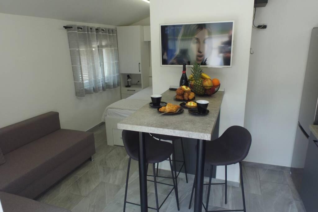 Apartment In Park Forest Soline Near The Sea Pjescana Uvala Exteriör bild